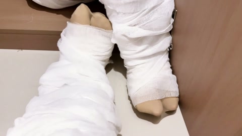 《奇怪的货物01》男人拖来巨大行李箱 没想到里面是个呜呜乱叫的木乃伊熟女 如同货物一般 一番挣扎逃脱... 第8张