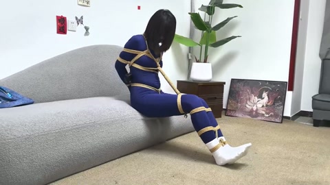 《独居少女》 妙龄少女安安深夜遭遇女劫匪绑架 多次尝试逃跑失败 被女劫匪全身紧缚肆意玩弄 第8张