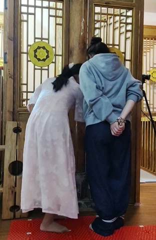 两个女生QQ铐任务，女生带两个QQ铐蒙眼走指压板，找钥匙游戏 第8张
