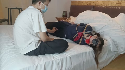 人贩王五系列（精神小妹）王五在又猫在楼道发愁没法交货，这次蹲到了一个心情相当愉快的精神小妹，于是尾随... 第8张