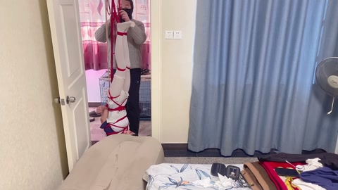 体操服白丝紧缚倒吊，蒙眼堵嘴头朝下被不断调教（上） 第8张
