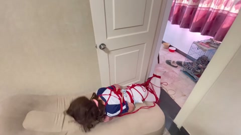 体操服白丝紧缚倒吊，蒙眼堵嘴头朝下被不断调教（下） 第8张