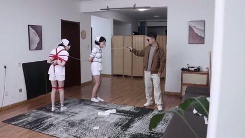 你再看看你后面呢（中）雇佣兵青蓝被算计落入陷阱，胯下连缚是不是说明你俩关系很好啊？ 第8张