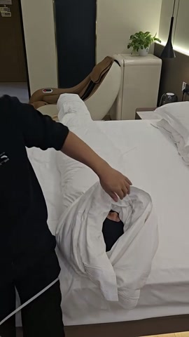 保鲜膜+棉被木乃伊，无法呼吸，闷得呜呜一直叫，又挣脱不出来，我给她放那不管，也不说话，她真的害怕了，... 第8张