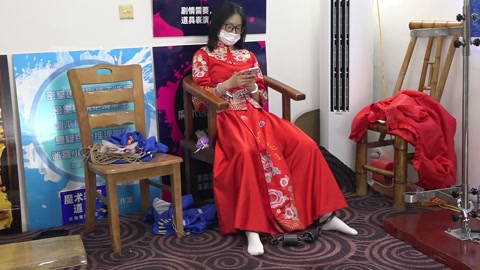 兰兰红色秀禾服，被捆绑鞭打招供，手铐脚镣，砝码脚镣 第8张