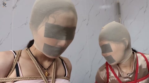 危情实录绑架秘书  王秘书与闺蜜在家中遭到绑架，两人被放置在卫生间内。绑匪将两人分开捆绑，黑色胶带封... 第8张