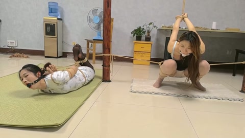 双人紧缚口球 茹茹和正正一个被吊起，一个被后手观音紧缚 第8张