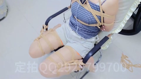 双洞填满 假阳具 和郊狼的电击片 和电击肛塞 同时安排 还有嘴巴上的口球 折磨崩溃，腿被绑成m腿卡在... 第8张