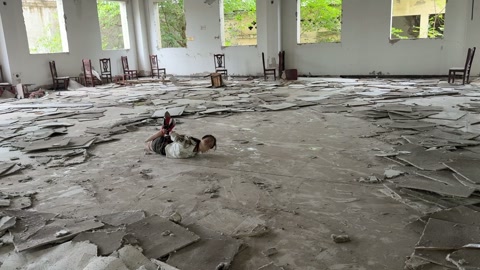女j自救失败被抛尸荒野 第8张