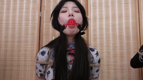 定制姐妹绑架案（下）女人贩将姐妹俩押到老大面前，老大将两女关押起来，并偷袭迷晕了女人贩，三女一起带着... 第8张