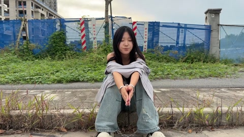 小姑娘户外玩耍全是人 第8张