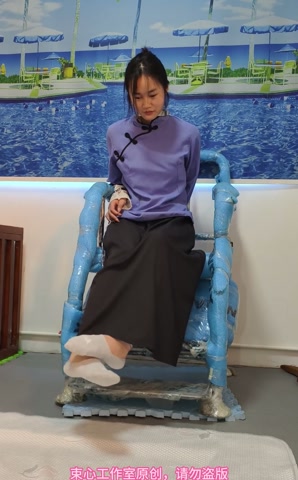 小月五四装，脖手脚连铐，喂鱼，家居简单生活剧情 第8张