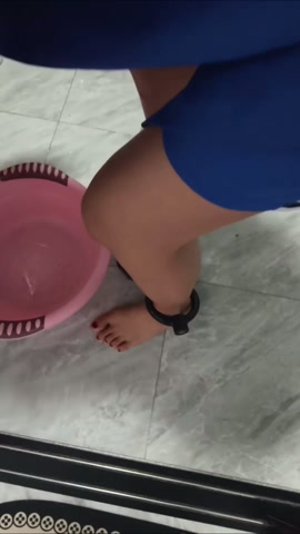 居家囚禁 妮妮崽身着囚服戴镣铐被囚禁于家里，期间被强迫观看“黄片”场面一度控制不住，最后戴镣铐洗脚 第8张