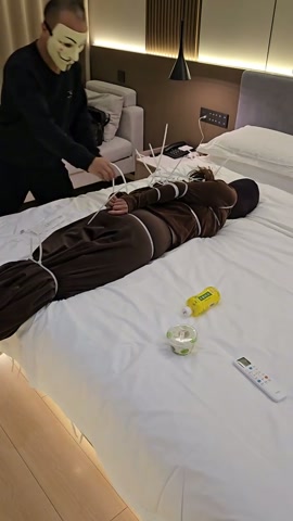 强吻！扎带直臂驷马紧缚，超紧鸡翅膀蟹式K9人形犬缚，毫无逃脱可能，牙刷挠脚心，强制猥亵，超薄丝袜头套... 第8张