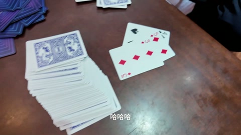 打牌 模特灿灿，陈依依，捆绑状态之下对三位打牌者进行服务，端水果，充当凳子，当然还免不了参与牌局胜负... 第8张