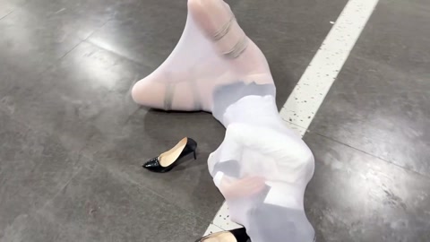 无人之境-自缚解压被老板抓包的女职员 第8张