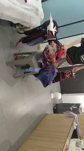 海瑟音cos捆绑，尝试只用一张凳子为支点驷马 第8张