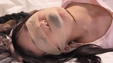 白丝护士妹妹遭入室绑架 丝袜塞嘴蒙嘴蒙眼捆绑驷马挣扎 第8张