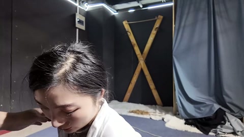 白衣小护士，白衣小护士被双手带拷吊起，脖子上带不锈钢项圈，紧紧的扣在地上，股绳高高勒紧吊起，脚腕绑好... 第8张
