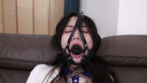 直播劫难（下集）女老板被助手胁迫继续直播 M字开腿展示各类堵嘴道具 最后被迷晕装箱 第8张
