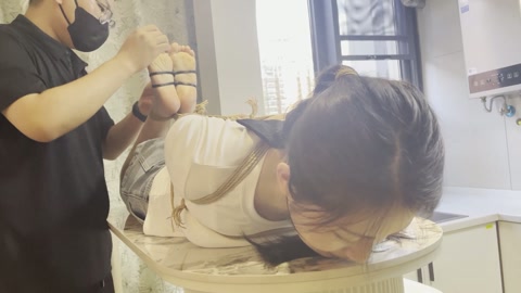 眼镜妹驷马放置  题材仍然是驷马，无剧情，主要是裸足驷马，绑的依然相当极限一些，然后脚上不断加绳，脚... 第8张