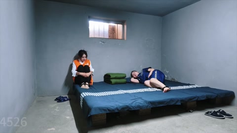 铁窗泪沐 王晓彤因贪污受贿被执法队在办公室当场抓获。 审讯期间她太多消极极不配合，被押到刑讯室。 刑... 第8张