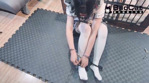 铁链挣扎 铁笼囚禁 足底写字 挣脱尝试 爬行开锁 结尾有采访【依依镣铐女仆】 第8张