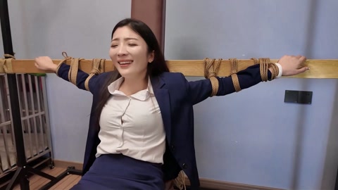 面试陷阱 气质美女佳佳面试，被面试官迷晕，各种TK，虐足折磨。鞭打，老虎凳。滴蜡，丝袜堵嘴，木棍打脚... 第8张