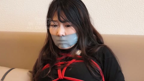 ol装黑丝姐姐遭入室绑架 胶带封嘴挣扎 第8张