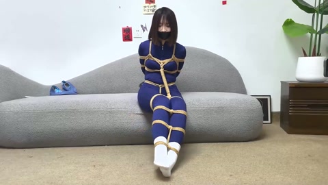 《独居少女》 妙龄少女安安深夜遭遇女劫匪绑架 多次尝试逃跑失败 被女劫匪全身紧缚肆意玩弄 第9张