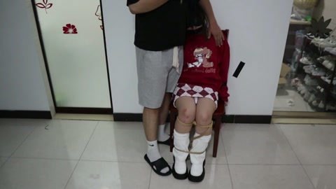 【荷仙素人实记】椅子缚捆绑玩素人女生2号 丰满型格点裙子白靴女孩，鞭打与震和电击游戏（委屈与 快感交... 第9张