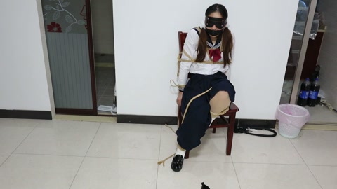 【荷仙素人实记】椅子缚捆绑玩素人女生4号 两种梆姿，水手服少女鞭打凌辱，语言羞辱，玩具挑逗，害怕的惊... 第9张