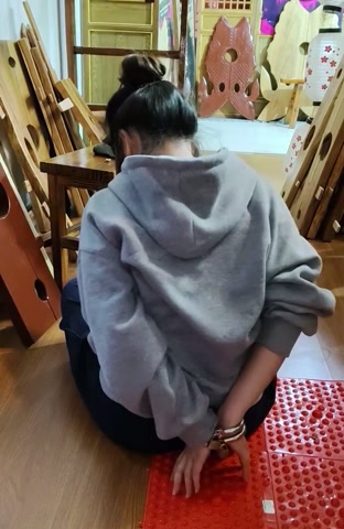 两个女生QQ铐任务，女生带两个QQ铐蒙眼走指压板，找钥匙游戏 第9张