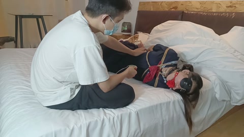 人贩王五系列（精神小妹）王五在又猫在楼道发愁没法交货，这次蹲到了一个心情相当愉快的精神小妹，于是尾随... 第9张