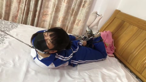 佳怡不遵守校规的惩罚 被教导主任把十几斤的十付镣铐全部铐在身上是什么感觉 第9张