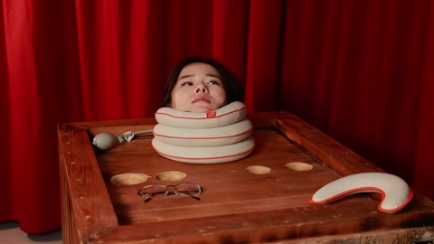 圈养前准备“想牢固地固定她的身体，各种道具尝试， 让她不能动， 还要保证安全。” 第9张