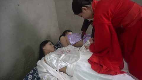 定制女神捕之千金蒙冤案（第二集）老板娘和神捕，女侠逃出来的时候被追兵埋伏抓住了，三女被押到县令千金的... 第9张