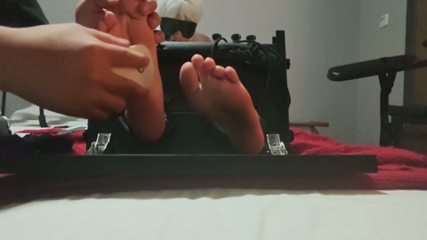 定拍转公映灰之魔女伊蕾娜的痒刑，伊蕾娜身为魔女没想到却那么怕痒，外套内的无袖衬衫裸露的腋窝更是敏感，... 第9张