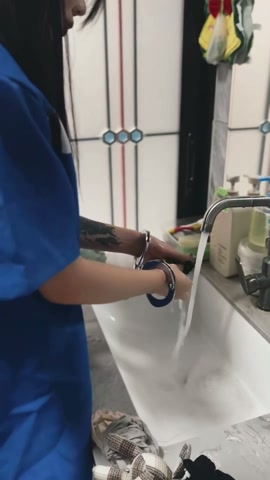 小女囚居家打扫卫生 第9张