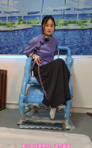 小月五四装，脖手脚连铐，喂鱼，家居简单生活剧情 第9张