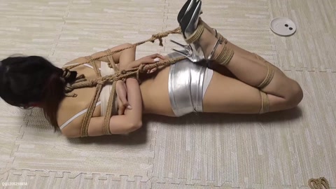 小桃为了讨回被黑心老板拖欠的工资，爬着艰难地努力争取（下篇）极限驷马Extreme Bondage 第9张