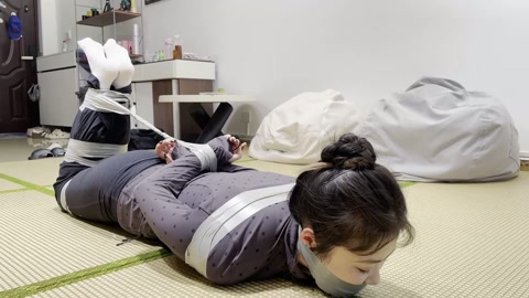 小樱白袜驷马胶带捆绑+严实的封嘴 第9张