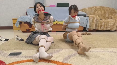 小蛇茜茜互相捂嘴，最后双双被绑带口球 第9张