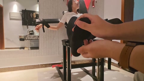 小雪OL制服被挠黑丝肉丝脚底 第9张