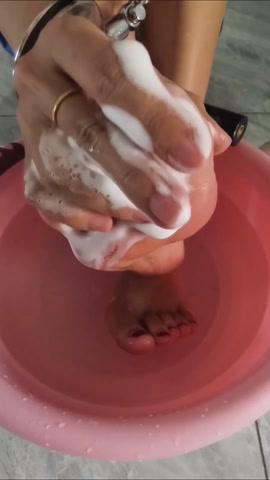 居家囚禁 妮妮崽身着囚服戴镣铐被囚禁于家里，期间被强迫观看“黄片”场面一度控制不住，最后戴镣铐洗脚 第9张