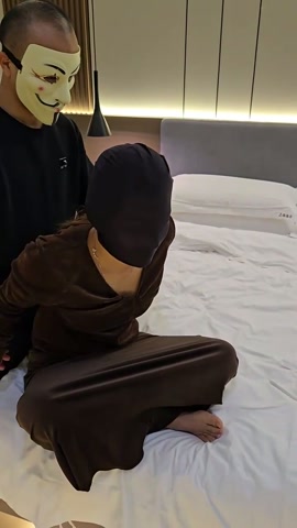 强吻！扎带直臂驷马紧缚，超紧鸡翅膀蟹式K9人形犬缚，毫无逃脱可能，牙刷挠脚心，强制猥亵，超薄丝袜头套... 第9张