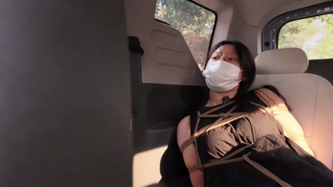 户外体验日式后高手 绑好以后，丝袜堵嘴 ，小怡在车后排 体验人群中路过 第9张