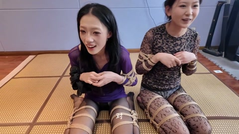 打牌 模特灿灿，陈依依，捆绑状态之下对三位打牌者进行服务，端水果，充当凳子，当然还免不了参与牌局胜负... 第9张