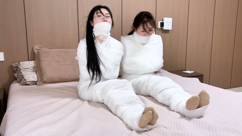 木乃伊母女01女儿回家发现衣柜传出呜呜声 居然是被变成木乃伊的美女 李然 吴晗 表演超棒的模特 洁白... 第9张