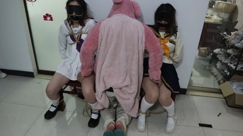 椅子缚捆绑玩素人女生双绑连缚调教，两个素人学生女孩绑在一起 鞭打+电击+挣扎+ TK+语言羞辱和挑逗... 第9张